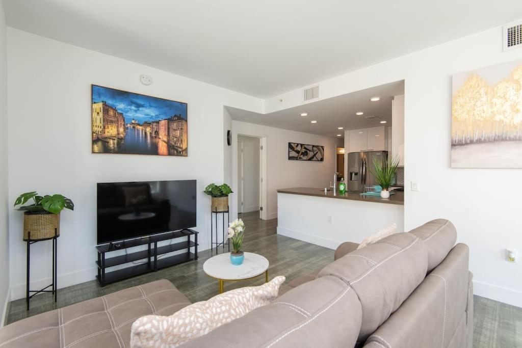 Apartment High Rise 3 Bedroom Sleeps 9 Walk To Cripto Arena In 20 Minutes