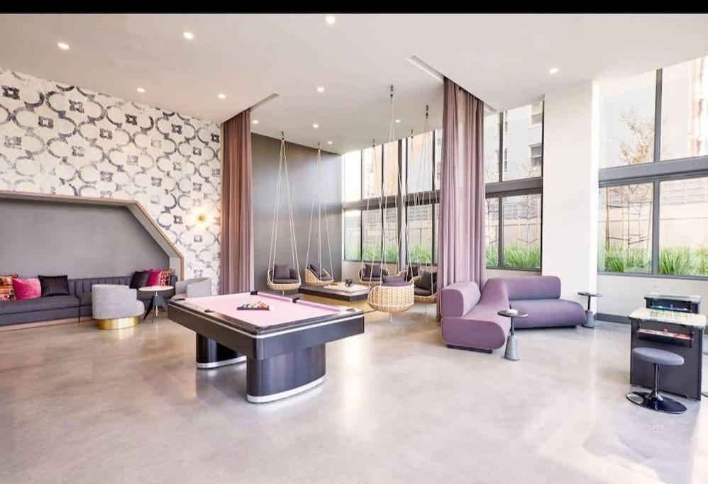 High Rise 3 Bedroom Sleeps 9 Walk To Cripto Arena In 20 Minutes Apartment